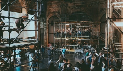 Intensives, immersives Musiktheater im Odeon – da darf auch getanzt und im Finale auch ...