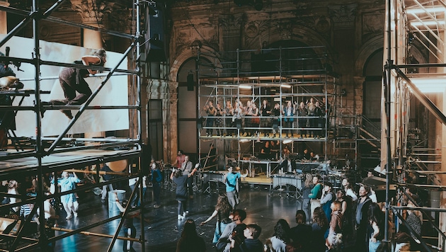 Intensives, immersives Musiktheater im Odeon – da darf auch getanzt und im Finale auch ...