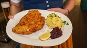Das klassische Wiener Schnitzel darf auf keiner Karte fehlen.