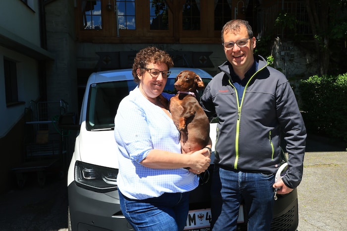 Evi und Franz Krismer mit der beanstandeten Hündin