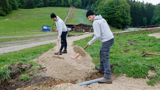 Manuel Gruber und Thomas Tschebul bei der Arbeit.