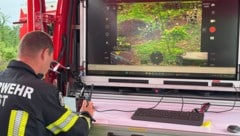 Die Einsatzleitung behält die Übersicht mit Hilfe von Bildern von Drohnen.