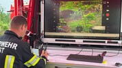 Die Einsatzleitung behält die Übersicht mit Hilfe von Bildern von Drohnen.