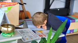 Schreiben zu lernen, ist eine der komplexesten Aufgaben, die Kinder in der Schule lernen müssen.