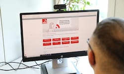 Auf der Homepage der OBS fand man keine Infos, wie sie zu ihrem schon bezahlten Guthaben kommt. ...