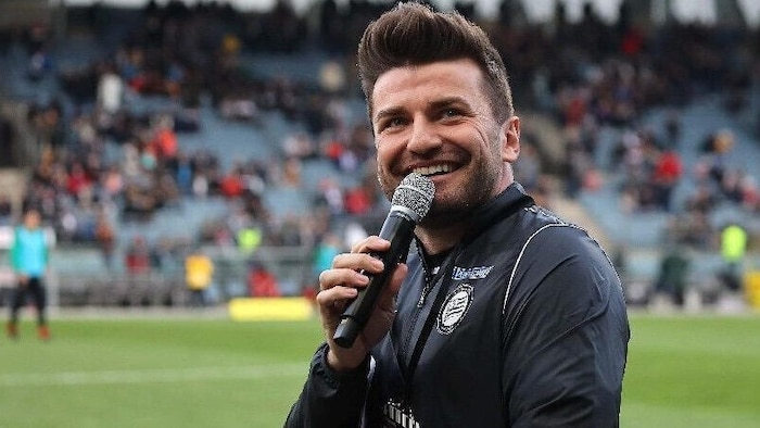 Jahrelang fungierte der leidenschaftliche Moderator als Stadionsprecher des zweitgeborenen ...