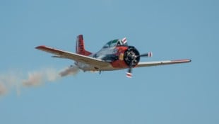 Ein Flugzeug der Marke North American Aviation, Modell T-28 Trojan stürzte am Samstag ab. ...
