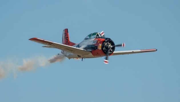 Ein Flugzeug der Marke North American Aviation, Modell T-28 Trojan stürzte am Samstag ab. ...