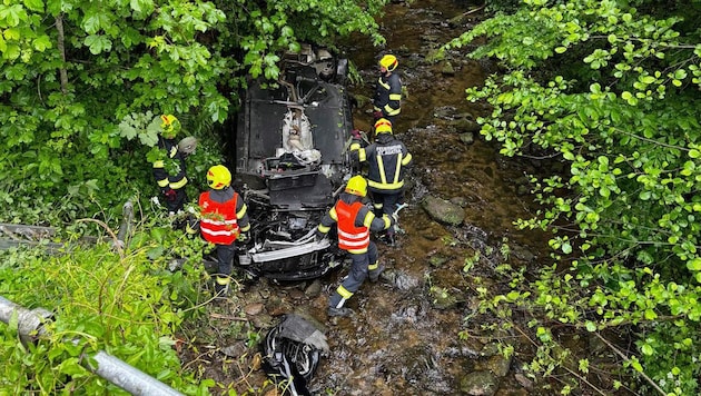 Das Auto musste von der Feuerwehr geborgen werden.