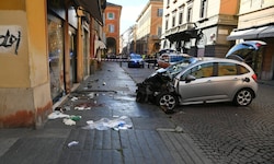 Das Auto krachte in ein Schaufenster, nachdem es in eine Gruppe von Fußgängern gefahren war.