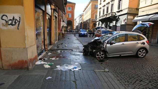 Das Auto krachte in ein Schaufenster, nachdem es in eine Gruppe von Fußgängern gefahren war.