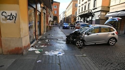 Das Auto krachte in ein Schaufenster, nachdem es in eine Gruppe von Fußgängern gefahren war.