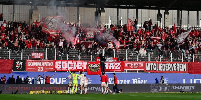 700 mitgereiste Fans feierten mit den Grazer Rotjacken.