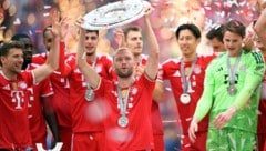 ÖFB-Kicker Konrad Laimer mit der Meisterschale!