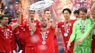 ÖFB-Kicker Konrad Laimer mit der Meisterschale!