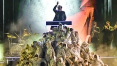 Parov Stelar thront über der Menschenpyramide.