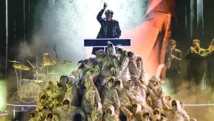 Parov Stelar thront über der Menschenpyramide.