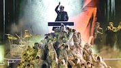 Parov Stelar thront über der Menschenpyramide.