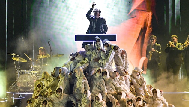 Parov Stelar thront über der Menschenpyramide.