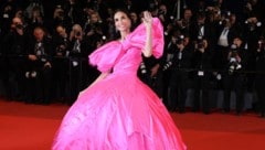 Mega-Schleife, knalliges Pink und XXL-Drama auf dem roten Teppich