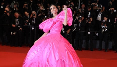 Mega-Schleife, knalliges Pink und XXL-Drama auf dem roten Teppich