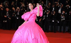 Mega-Schleife, knalliges Pink und XXL-Drama auf dem roten Teppich