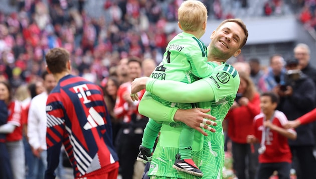Manuel Neuer mit seinem Sohn Luca bei der Meisterfeier der Bayern am Samstag