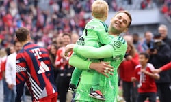 Manuel Neuer mit seinem Sohn Luca bei der Meisterfeier der Bayern am Samstag