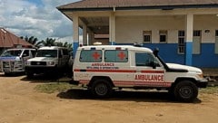 Rettungsfahrzeuge vor einem Spital in Bunia, im Nordosten der Demokratischen Republik Kongo, wo ...