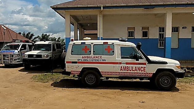 Rettungsfahrzeuge vor einem Spital in Bunia, im Nordosten der Demokratischen Republik Kongo, wo ...