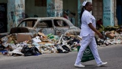 Eine Krankenschwester in der Hauptstadt Havanna auf dem Weg zur Arbeit