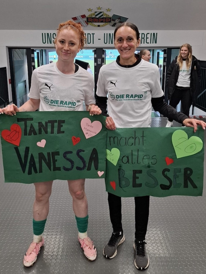 Doppelpack Vanessa Rauter (li.) mit Trainerin Katja Gürtler und Fan-Grüßen.