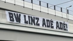 Mit Transparenten und Feuerwerk feierten die LASK-Fans nahe dem BW-Linz-Stadion
