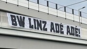 Mit Transparenten und Feuerwerk feierten die LASK-Fans nahe dem BW-Linz-Stadion
