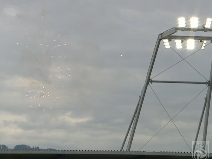 Feuerwerk beim Blau-Weiß-Abstieg