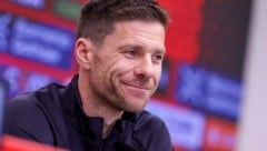 Xabi Alonso unterschreibt in London.