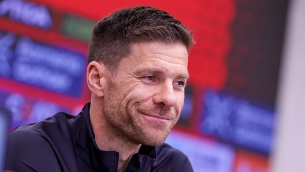 Xabi Alonso unterschreibt in London.