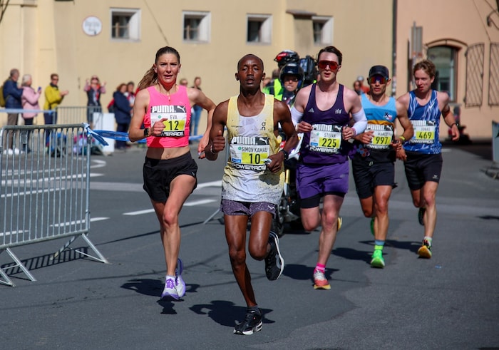 Eva Wutti neben ihrem Tempomacher Simon Njeri (Startnummer 10).