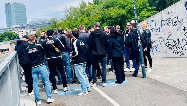 LASK-Fans vor der Generali Arena in Wien-Favoriten. Das Spiel beginnt um 14.30 Uhr.