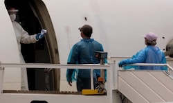 Temperaturscans vor dem Besteigen eines Passagierflugzeuges, welches Menschen vom ...