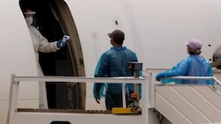 Temperaturscans vor dem Besteigen eines Passagierflugzeuges, welches Menschen vom ...