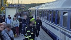 Einige der gestrandeten Passagiere mussten ärztlich untersucht werden, nachdem sie geringe ...