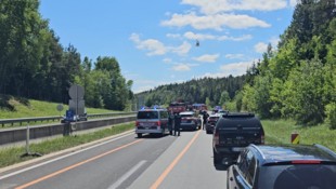 Der Rettungsheli musste auf der Südautobahn landen.