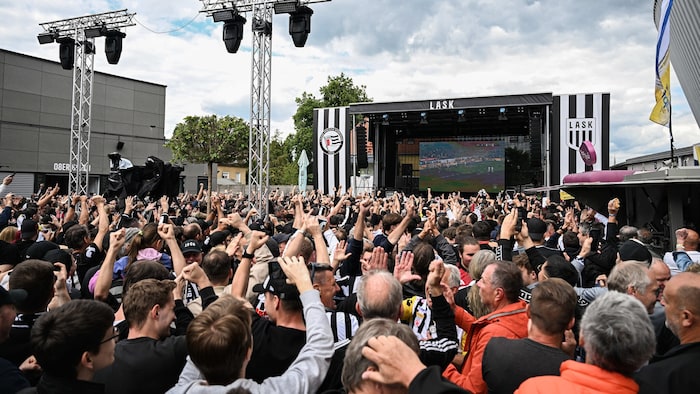 Wie bei einem Heimspiel drängten zahlreiche LASK-Fans in die Linzer Raiffeisen Arena.