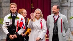 Kronprinzessin Mette-Marit mit ihrem Mann, dem Kronprinzen Haakon (rechts) und Sohn Prinz Sverre ...