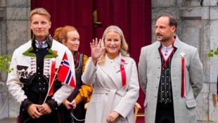 Kronprinzessin Mette-Marit mit ihrem Mann, dem Kronprinzen Haakon (rechts) und Sohn Prinz Sverre ...