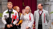 Kronprinzessin Mette-Marit mit ihrem Mann, dem Kronprinzen Haakon (rechts) und Sohn Prinz Sverre ...