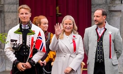 Kronprinzessin Mette-Marit mit ihrem Mann, dem Kronprinzen Haakon (rechts) und Sohn Prinz Sverre ...