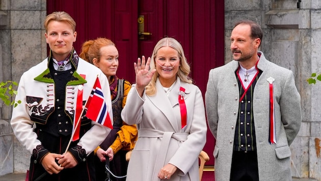 Kronprinzessin Mette-Marit mit ihrem Mann, dem Kronprinzen Haakon (rechts) und Sohn Prinz Sverre ...