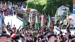 Mehrere tausend Schützen waren angereist, sie wurden von Musikkapellen und Gästen begleitet.